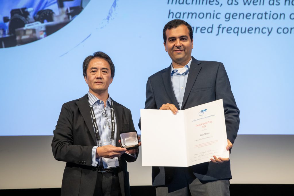 Dr Alireza Marandi, receiving the medal and certificate from C17 Commission Chair, Prof Ozaki
